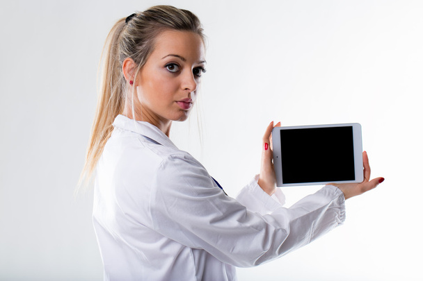 orvos, üres képernyő mutatja a digitális tábla - Fotó, kép