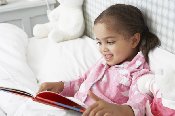 Young Girl Reading Book - Foto, imagen