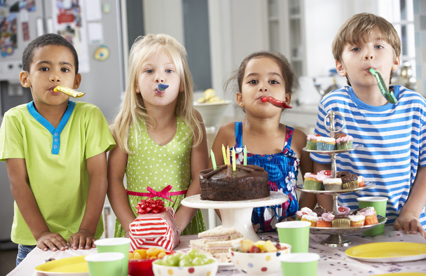 Children With Birthday Party Food - Foto, immagini