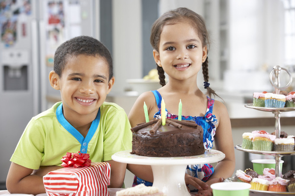 Children With Birthday Party Food - Foto, Bild