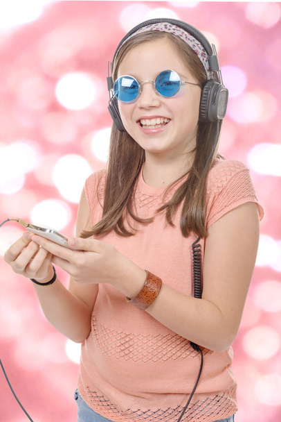 дев'ятнадцять дівчат слухають музику зі своїм смартфоном, боке Backg
 - Фото, зображення