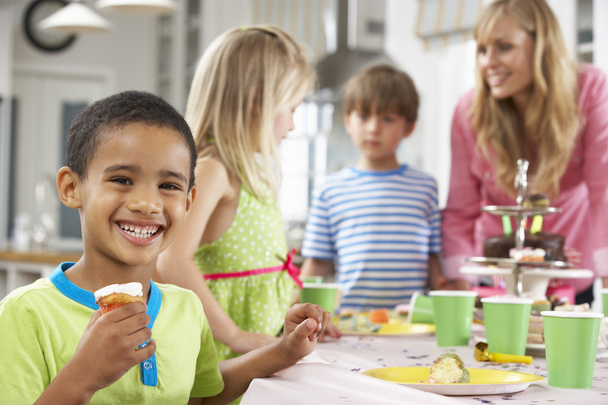 Children Enjoying Birthday Party Food At Table - Foto, Imagem