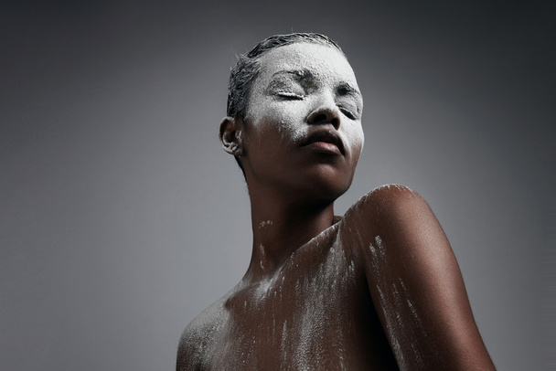 woman covered by white powder - Foto, afbeelding