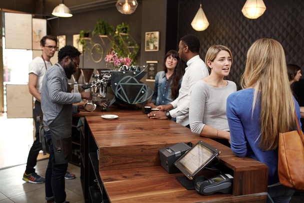 Баристы, работающие за прилавком кафе
 - Фото, изображение