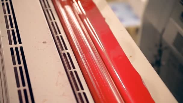 Een roller met rode inkt is draaien in het afdrukken - Video