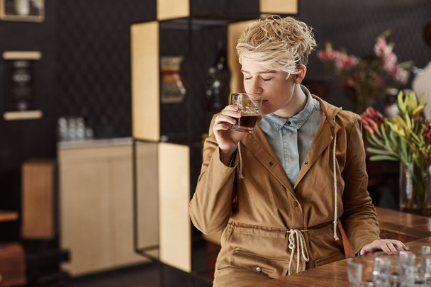 woman in modern cafe with fresh coffee - Fotografie, Obrázek