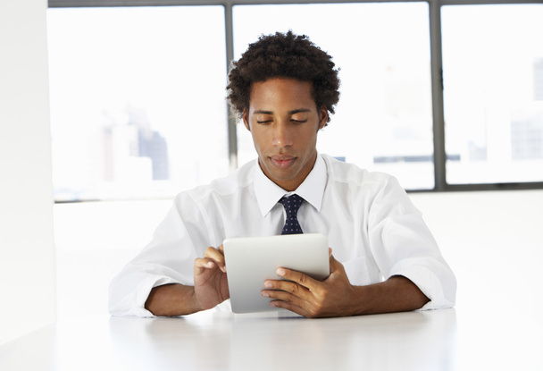 Businessman Using Digital Tablet - Foto, immagini