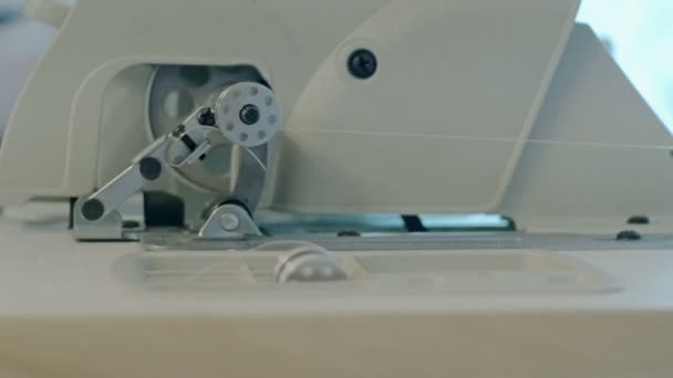 Nähmaschine - Spinnen einer Spule - Filmmaterial, Video