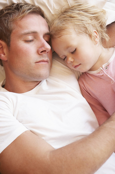 Father And Daughter Sleeping In Bed - Φωτογραφία, εικόνα