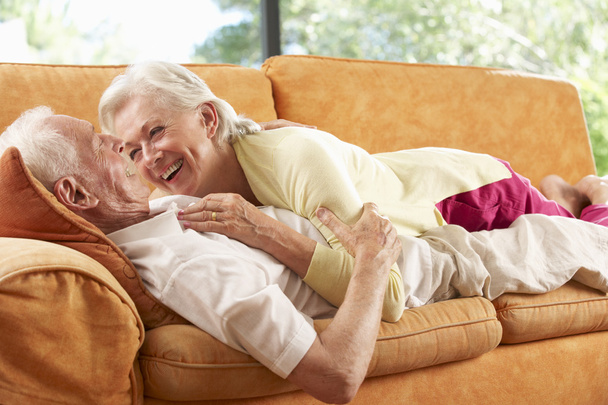 Idősebb pár kanapé feküdt otthon - Fotó, kép