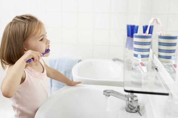 Girl Brushing Teeth - Foto, imagen