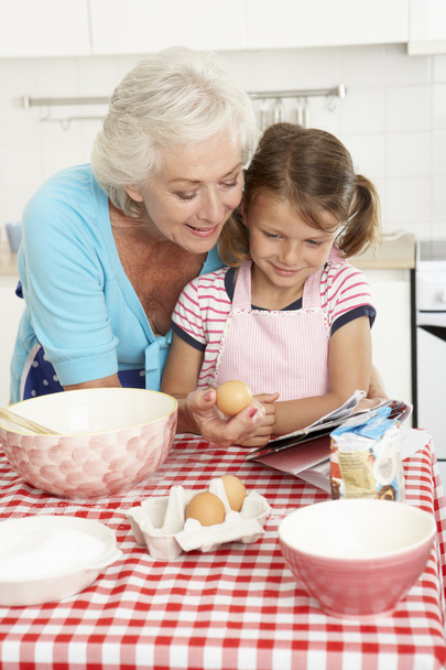 Grandmother And Granddaughter Baking In Kitchen - Foto, Imagem