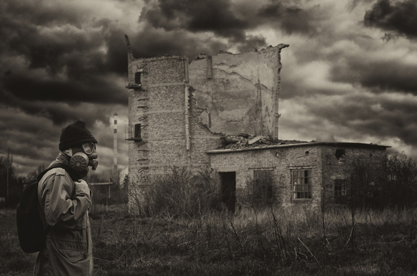 Post apokalyptické přežil v plynovou masku a batoh venkovní - Fotografie, Obrázek
