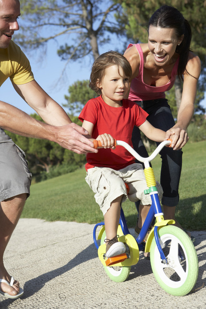 Parents Teaching Son To Ride Bike - Foto, imagen