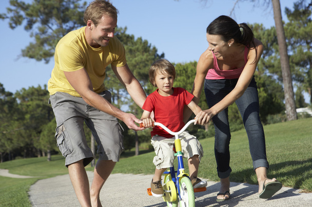 Parents Teaching Son To Ride Bike - Foto, Imagem