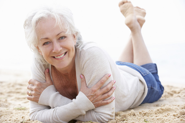 Senior Woman Relaxing On Beach - Foto, Imagen