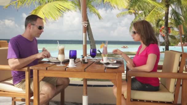couple having lunch at pool  - Filmmaterial, Video