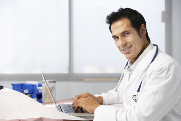 Male Doctor Using Laptop - Foto, imagen