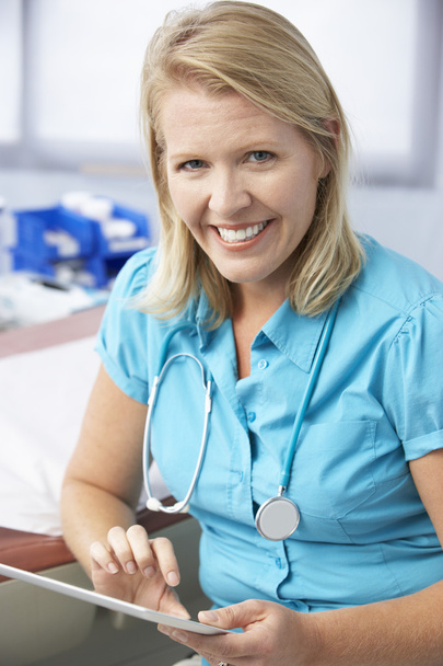 Female Doctor Using Digital Tablet - Foto, Imagen