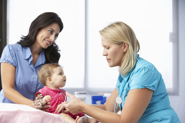 Doctor Giving Baby Girl Injection - Foto, Imagem