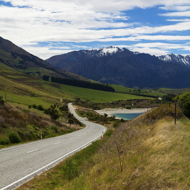 Strada panoramica sinuosa sull'isola meridionale della Nuova Zelanda
 - Foto, immagini