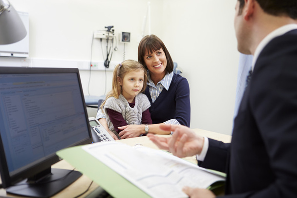 Appointment For Mother And Daughter With Doctor - Foto, imagen