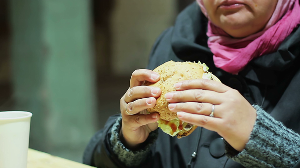Mulher gorda comendo no restaurante fast food, nutrição insalubre prejudicial à saúde
 - Filmagem, Vídeo