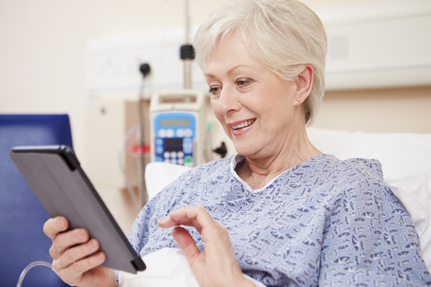 Senior Patient Using Digital Tablet - Foto, afbeelding