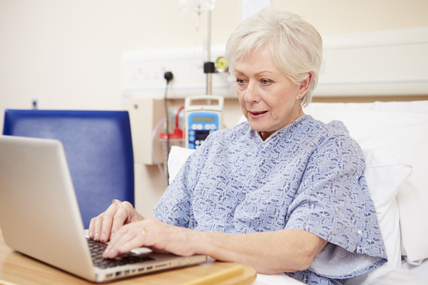 Senior Patient Using Laptop In Hospital  - Foto, afbeelding
