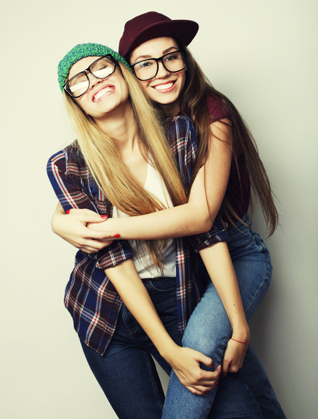Close up lifestyle portrait of two pretty teen girlfriends smili - Foto, afbeelding