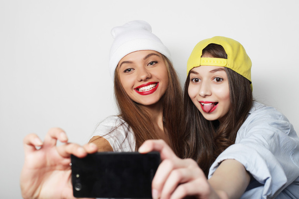 Two teenage girls friends in hipster outfit make selfie - Foto, Imagem