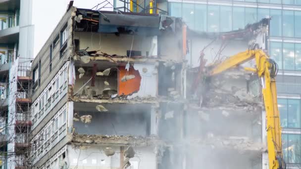 Timelapse koparki, rozbiórki budynku w centrum Londynu, rozpyloną wodą - Materiał filmowy, wideo