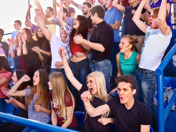 Aficionados al deporte aplaudiendo y cantando en tribunas
. - Foto, imagen