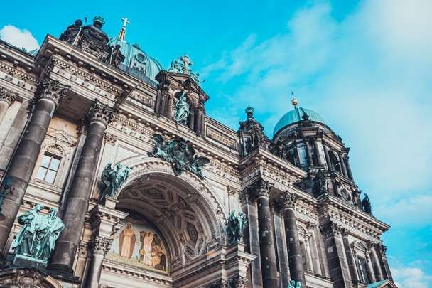 Низкий угол обзора элегантно украшенной арки, скульптур и статуй за пределами Берлинского собора
 - Фото, изображение