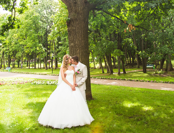 Para młoda ślub ciesząc romantyczne chwile poza na lato park - Zdjęcie, obraz
