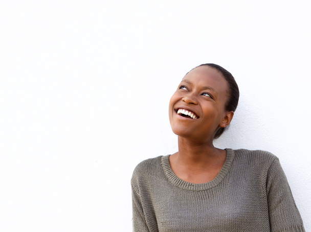 Усміхнена африканська жінка дивиться геть
 - Фото, зображення