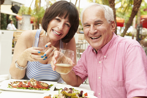 Senior Couple Enjoying Meal In Outdoor Restaurant - Zdjęcie, obraz