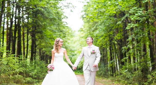 Fiatal esküvői pár romantikus pillanatok kívül élvezi a nyári park - Fotó, kép
