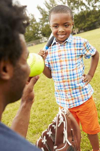 Padre e hijo jugando béisbol en el parque
 - Foto, Imagen