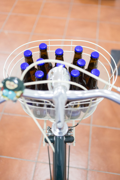 Bottiglie di birra nel cestino della bicicletta
 - Foto, immagini
