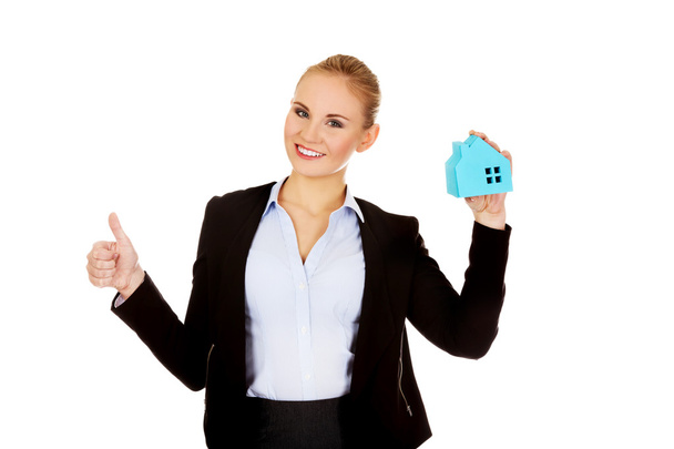 Smile business woman holding a paper house - Foto, imagen