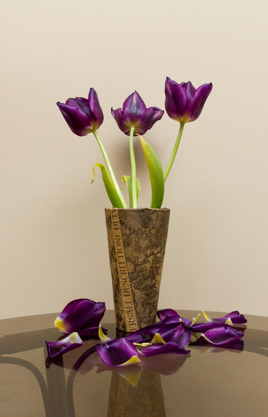 tulipánok vázában - Fotó, kép