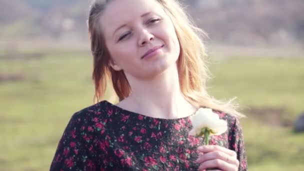 Attraktive junge blonde Frau - Filmmaterial, Video