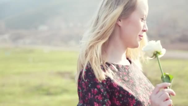 attraktive junge blonde Frau tanzt - Filmmaterial, Video