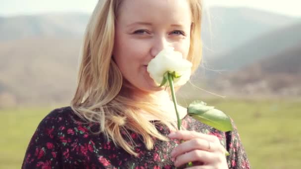 Aantrekkelijke jonge blonde vrouw - Video