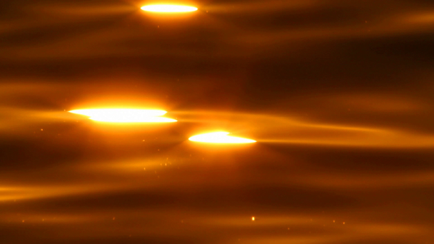 reflecties van de zon op het water - Video