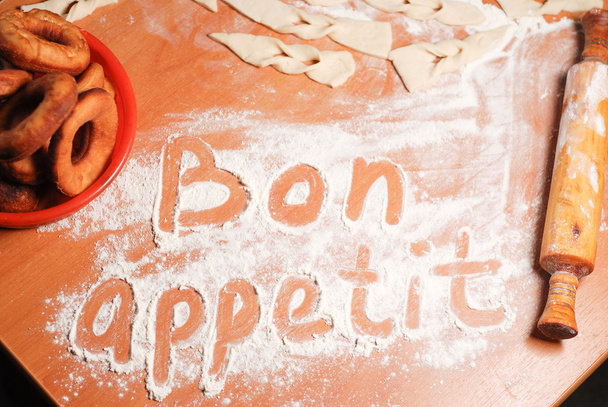 Bon appetit nápis na tabulce s moukou - Fotografie, Obrázek