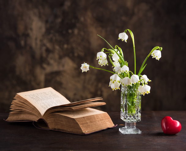 Bodegón con un ramo de flores y un libro
 - Foto, Imagen