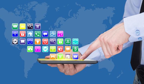 Homme d'affaires tenant un ordinateur tablette avec des icônes d'applications mobiles sur l'écran virtuel. Internet et concept d'entreprise
. - Photo, image