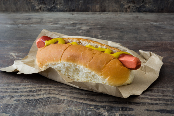 hot dog mustárral és ketchuppal - Fotó, kép